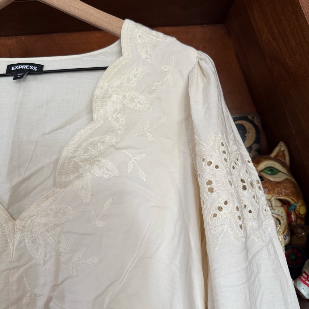 Express - Ivory Embroidered Crop Top - Women’s xL Extra Large